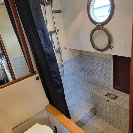 Bateau De Legende Ботель