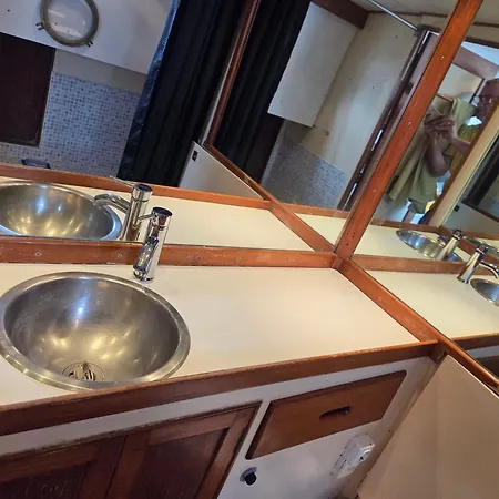 Πλωτό κατάλυμα Bateau De Legende